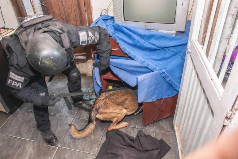 Tres detenidos por vender drogas en proximidades a un jardín de infantes.