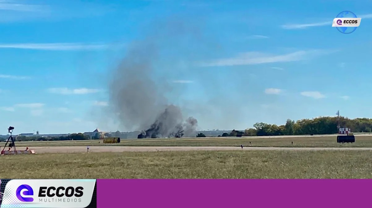 Video: Dos aviones chocaron en pleno vuelo durante festival aéreo en EEUU.