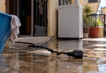 Mujer muere electrocutada al intentar salvar a su hija en Villa Francisca
