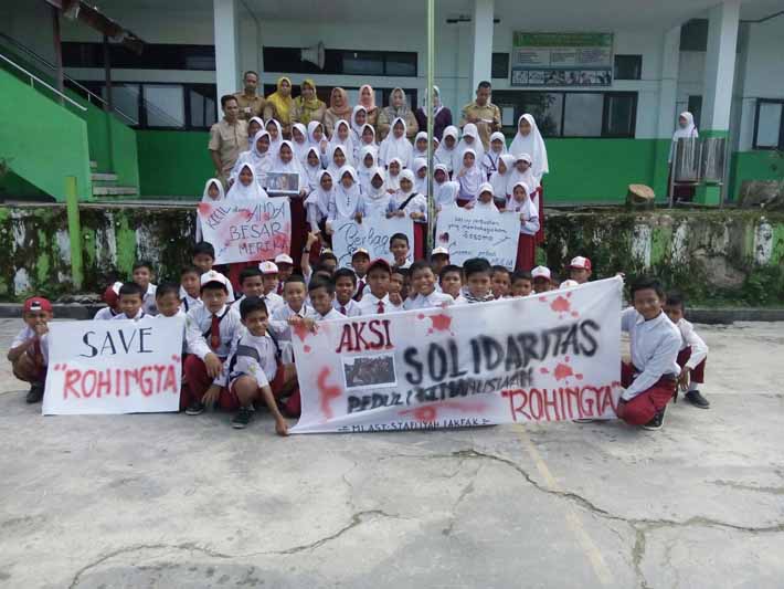 Puluhan anak MI Asy Syafi’iyah Fakfak menggelar aksi peduli Rohingya