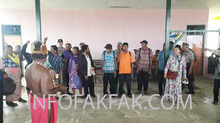 Ketua Dewan Adat Mbaham Matta, Sirzet Gwas Gwas (berpakaian adat) memimpin tim musyawarah