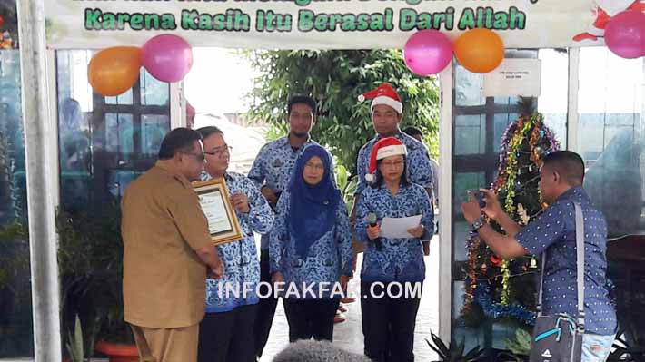 Bupati Fakfak menerima penghargaan dari Kemenkes RI yang diserahkan oleh Plt Kepala Dinas Kesehatan Kabupaten Fakfak
