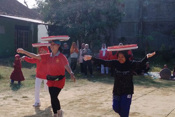 ‘Nyunggi Tampah’ Ala Emak Emak Mlangsen di HUT RI Emak emak di Jalan Manggar, belakang kantor CPM Blora saat mengikuti lomba Nyunggi Tampah, di lapangan CPM Blora, Minggu (13/8/2023).