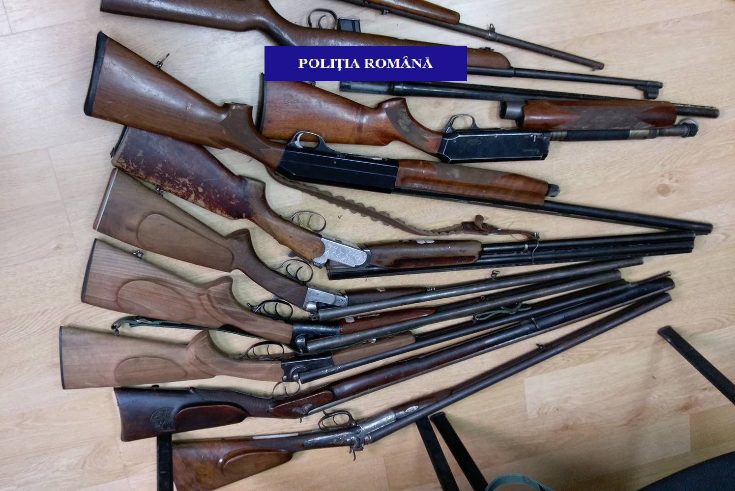 17 arme letale şi neletale, cartuşe şi pistoale de panoplie, ridicate de poliţiştii din Bihor de la un bărbat din Oradea
