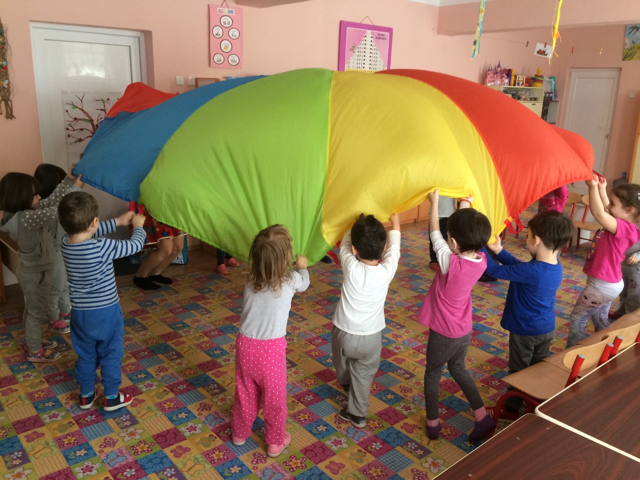 “Vacanta mea e un curcubeu” – proiect educational organizat de Inspectoratul Scolar si Rotary Club 1113 Oradea, pentru copiii mai putin favorizati din 11 gradinite din Bihor