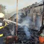 Incendiu violent in Rabagani. Flacarile au ranit doi oameni. Au ars mai multe animale din curte