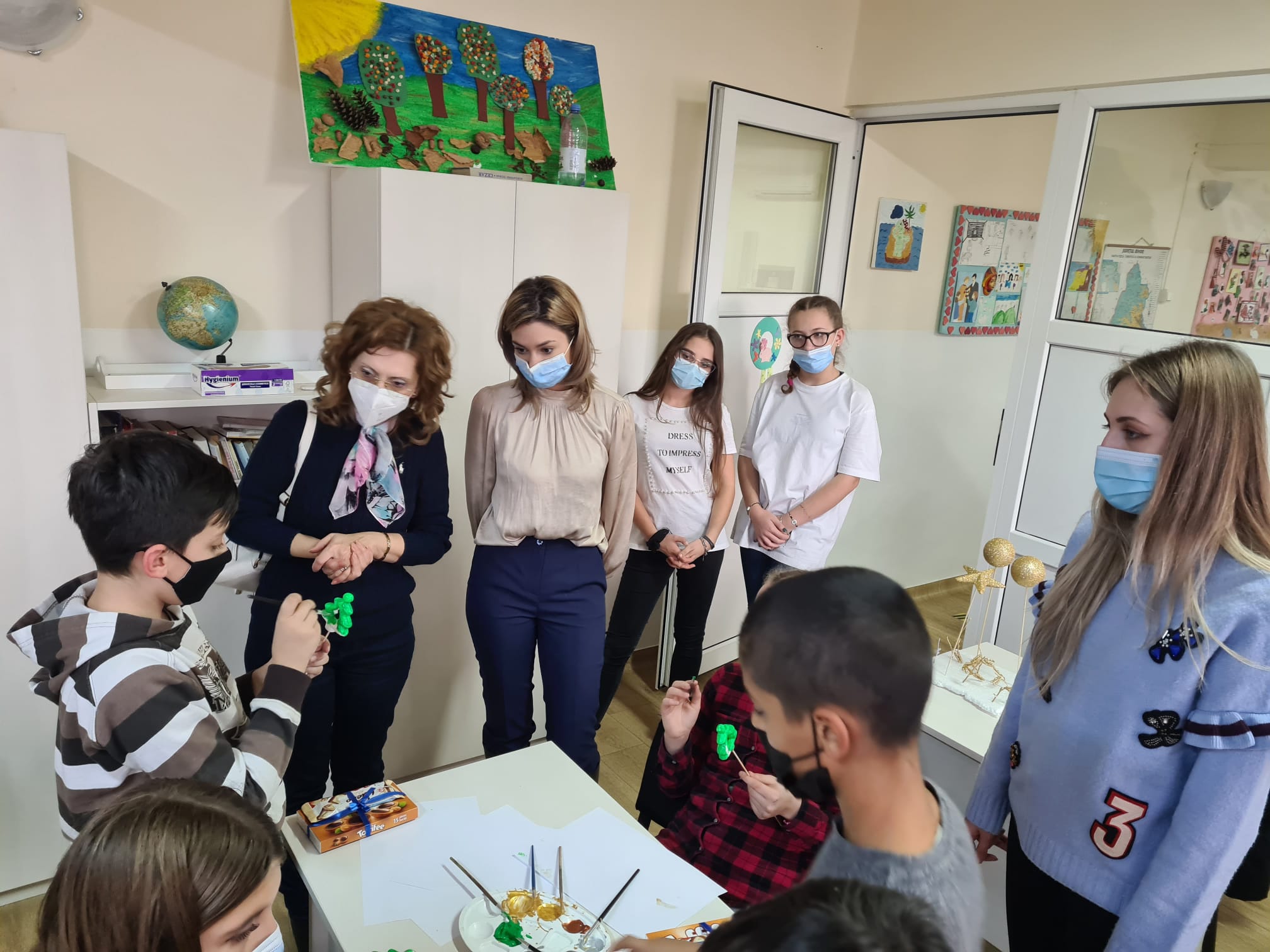 Studentii de la drept au fost ajutoarele Mosului la Centrul de Zi din Oradea