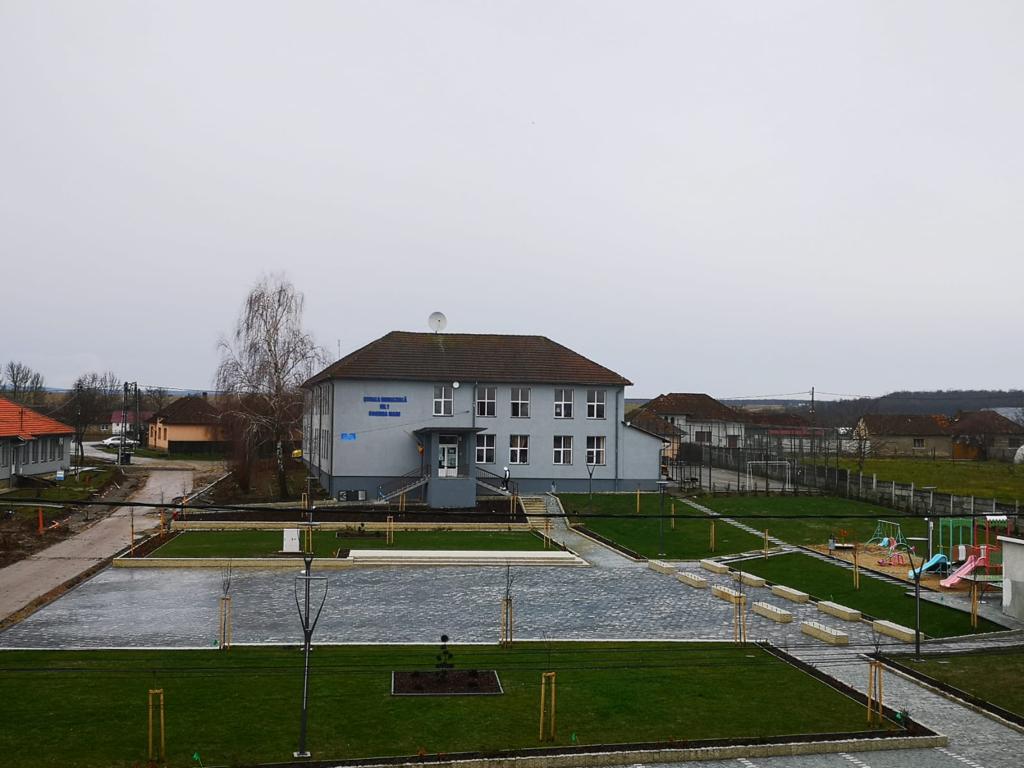 Primaria Cociuba Mare si-a amenajat un parc cu loc de joaca pentru copii, din banii castigati la concursul “Campionatul bihorean al curățeniei”