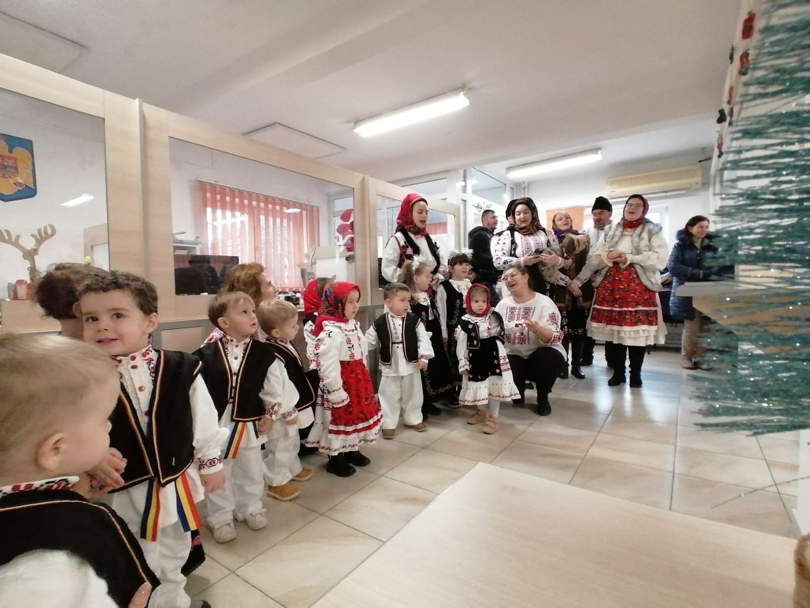 Ieri, mai multe grupuri de colindatori au vizitat DASO. Printre acestia si prichindeii de la Cresa ”Căsuța piticilor”