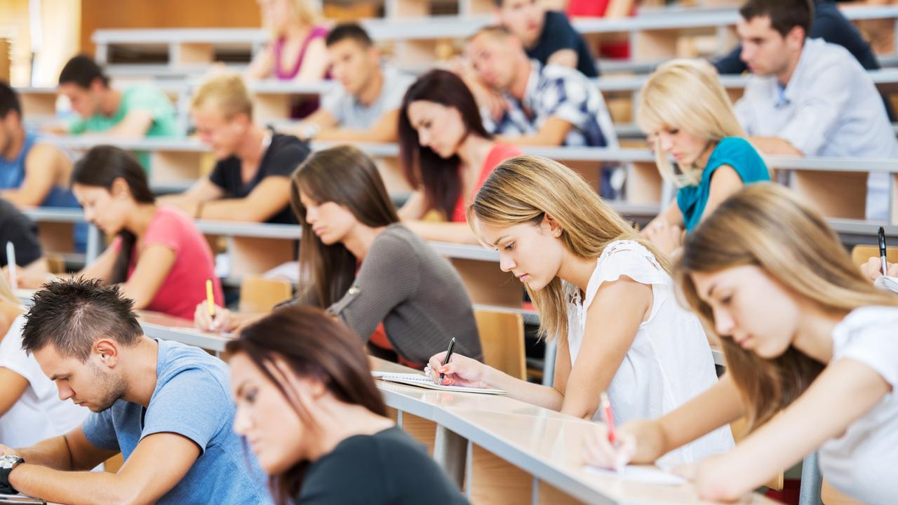 Proiect | Studenţii români din străinătate vor beneficia de asigurare medicală când vin în România
