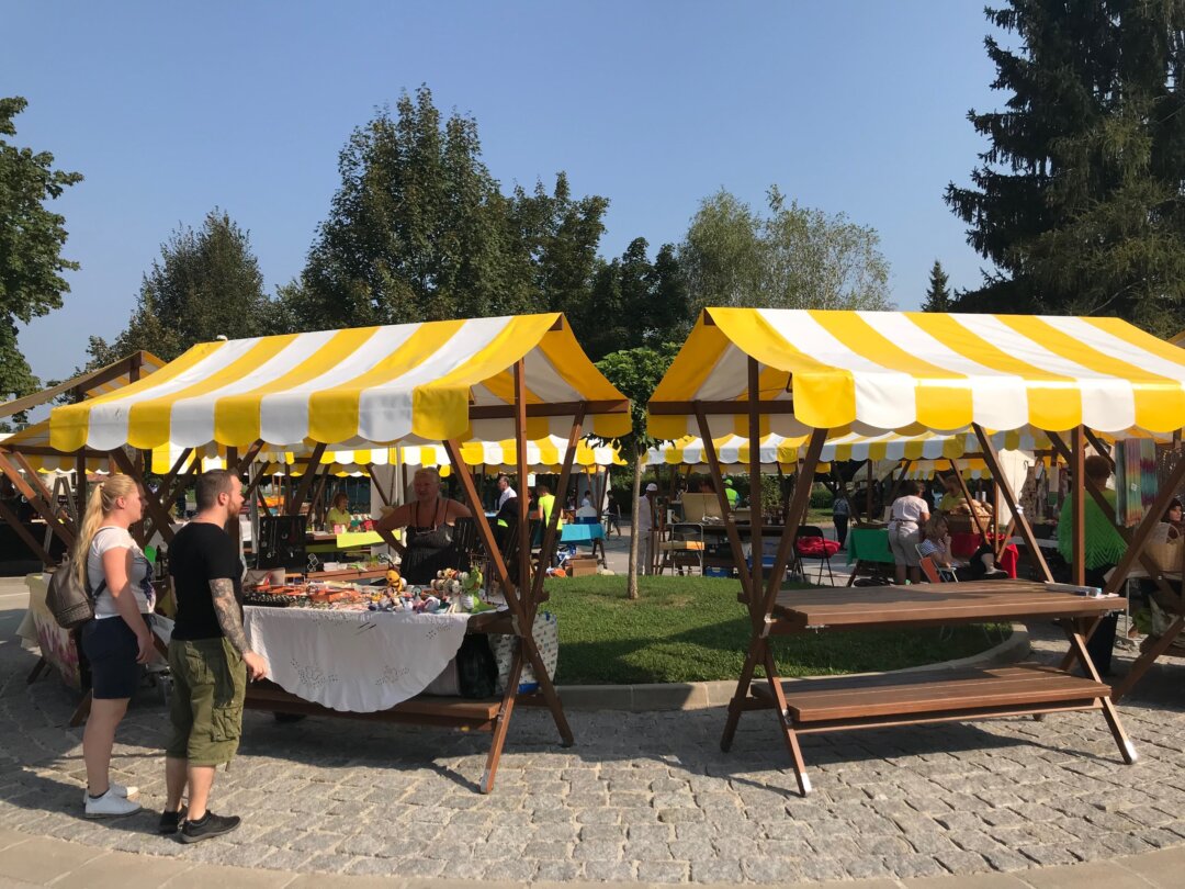 CJ Bihor achizitioneaza 50 de standuri pentru producatorii din Bihor. Acestea vor fi folosite la Târgul Produselor Bihorene ce va debuta astazi in Piata Unirii