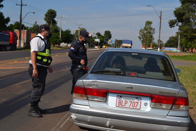 MHM5X3RRFJF4TJG55AZS5K5WI4 Continúa el control policial y sanitario a la entrada a San Ignacio