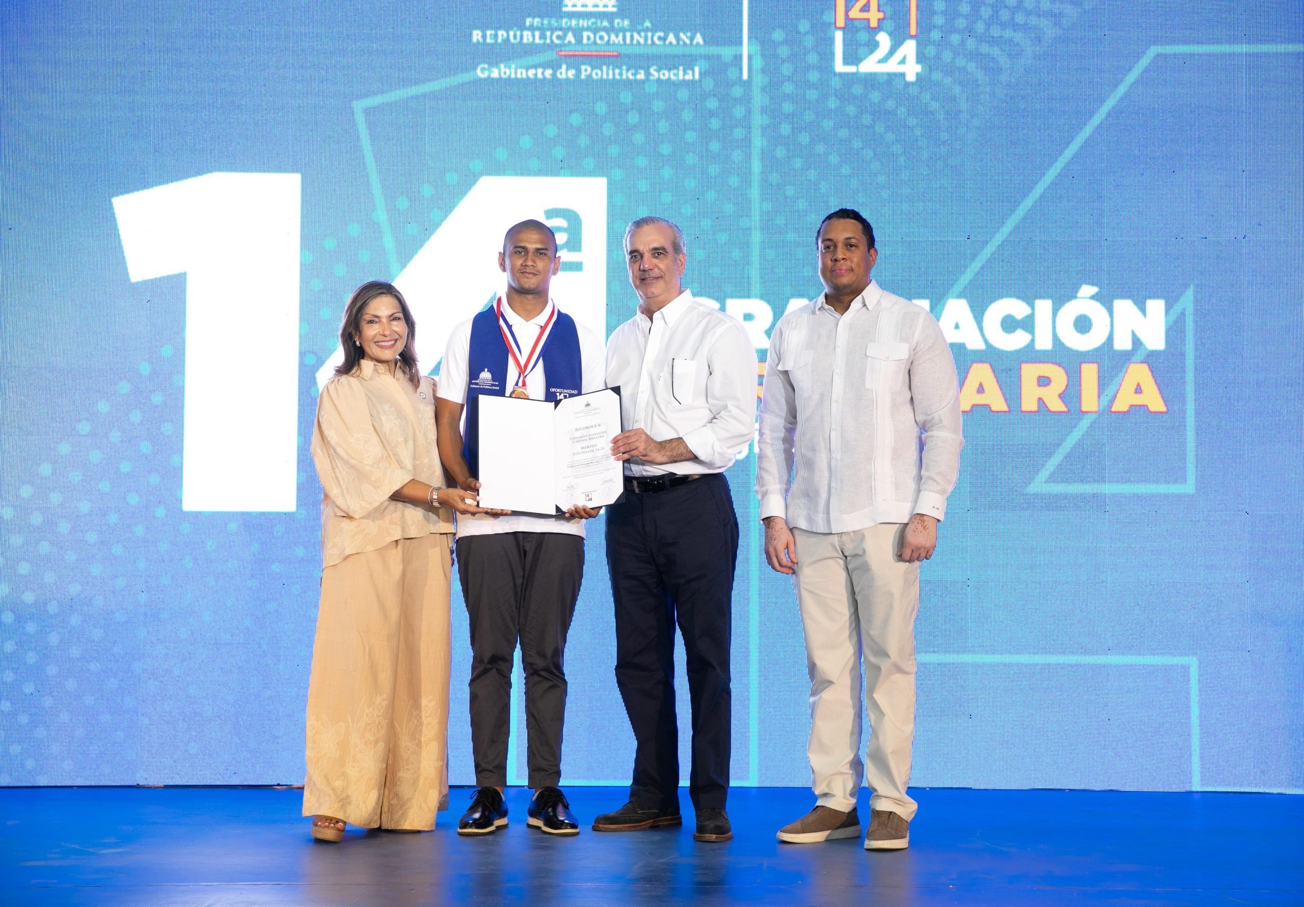 Abinader encabeza graduación de 1,156 jóvenes de Oportunidad 14-24 en la Región Sur