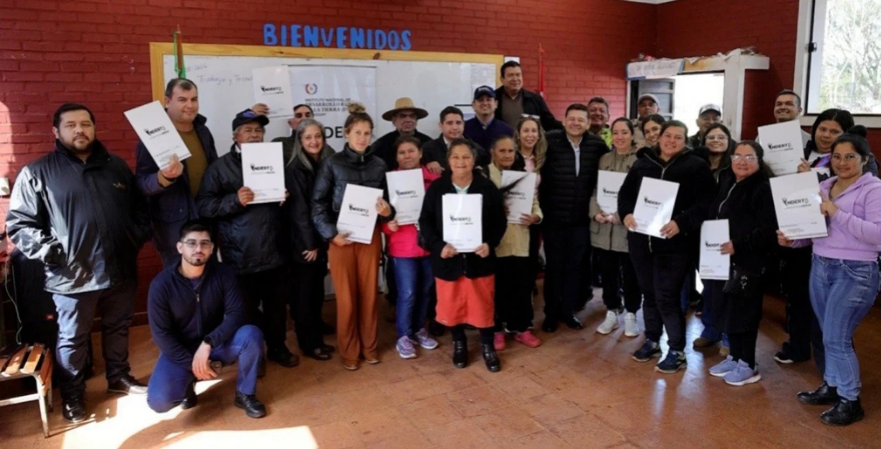 300 familias de Itapúa reciben sus títulos de propiedad tras 31 años de lucha por la tierra