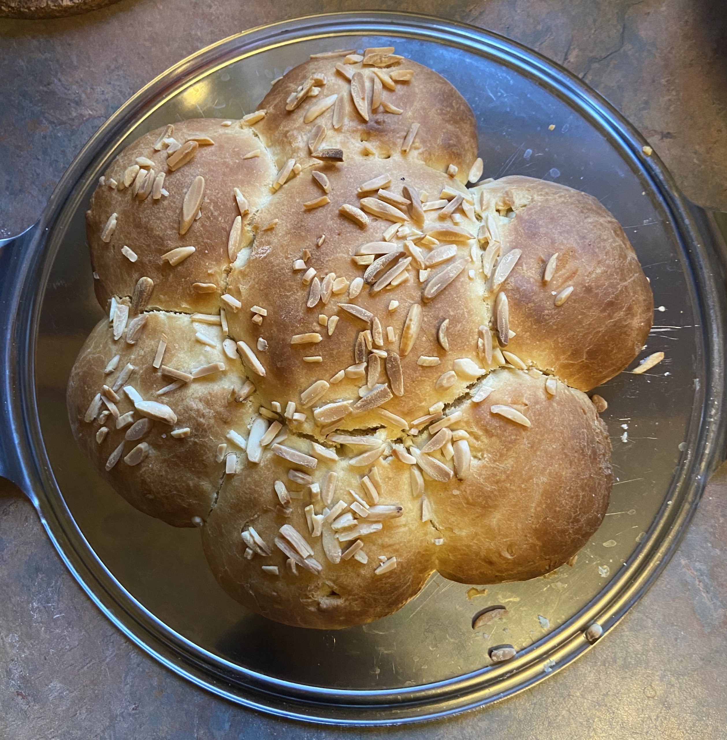 Das Bild zeigt einen Hefekuchen auf einer Kuchenform.