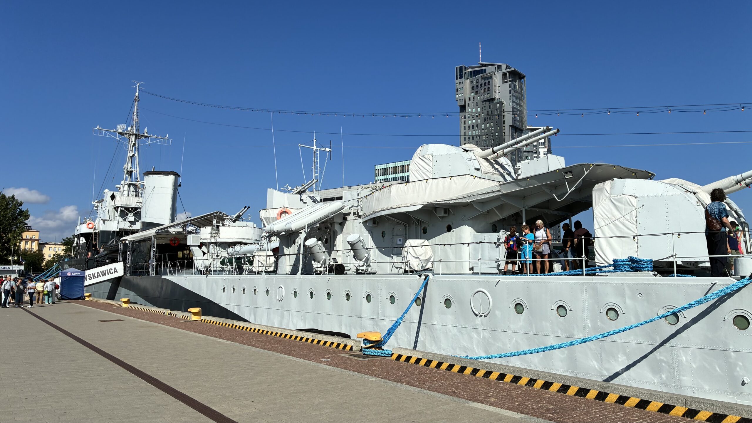 Kriegsschiff im Hafen von Gdynia