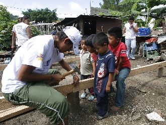 Voluntarios construyen 40 casas para familias pobres de Chuarrancho ...
