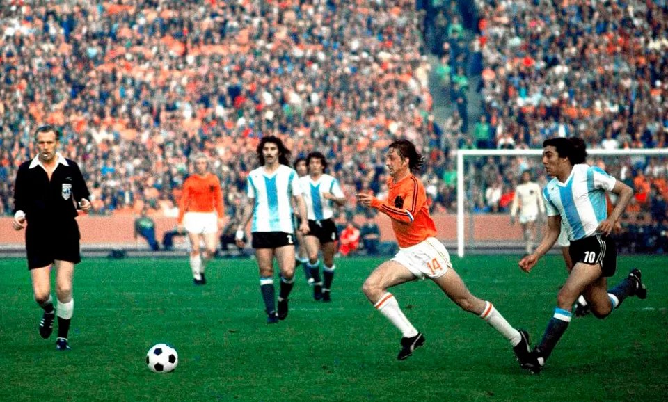 Quanto ci manca il calcio hippie della grande Olanda di Cruijff