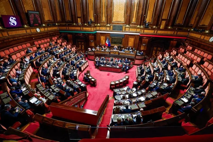 Tra propaganda e distrazioni il paese reale è dimenticato