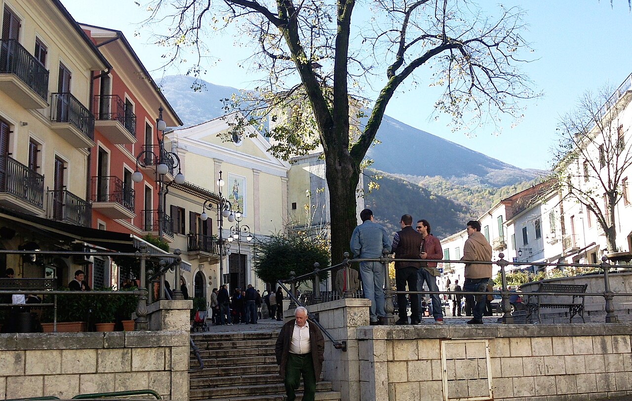 Il paese che guarda altrove: Montella, la camorra e il silenzio complice