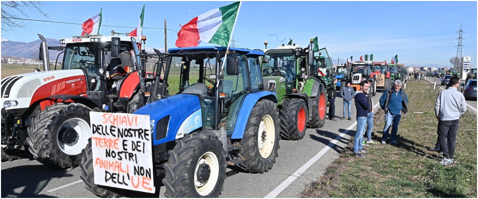 Proteste Ilva e agricoltori: pompe di benzina a secco in Puglia e Calabria e code anche di notte per il pieno