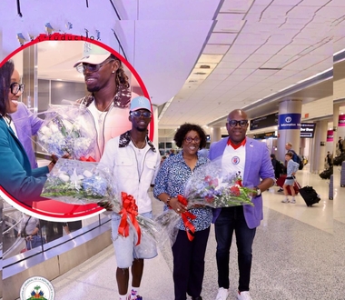 Retour surprise à Miami : Le Consulat général à Miami a accueilli Woodensky Pierre et Monique André à leur arrivée. Que cache l’arrivée de ce footballeur haïtien ?