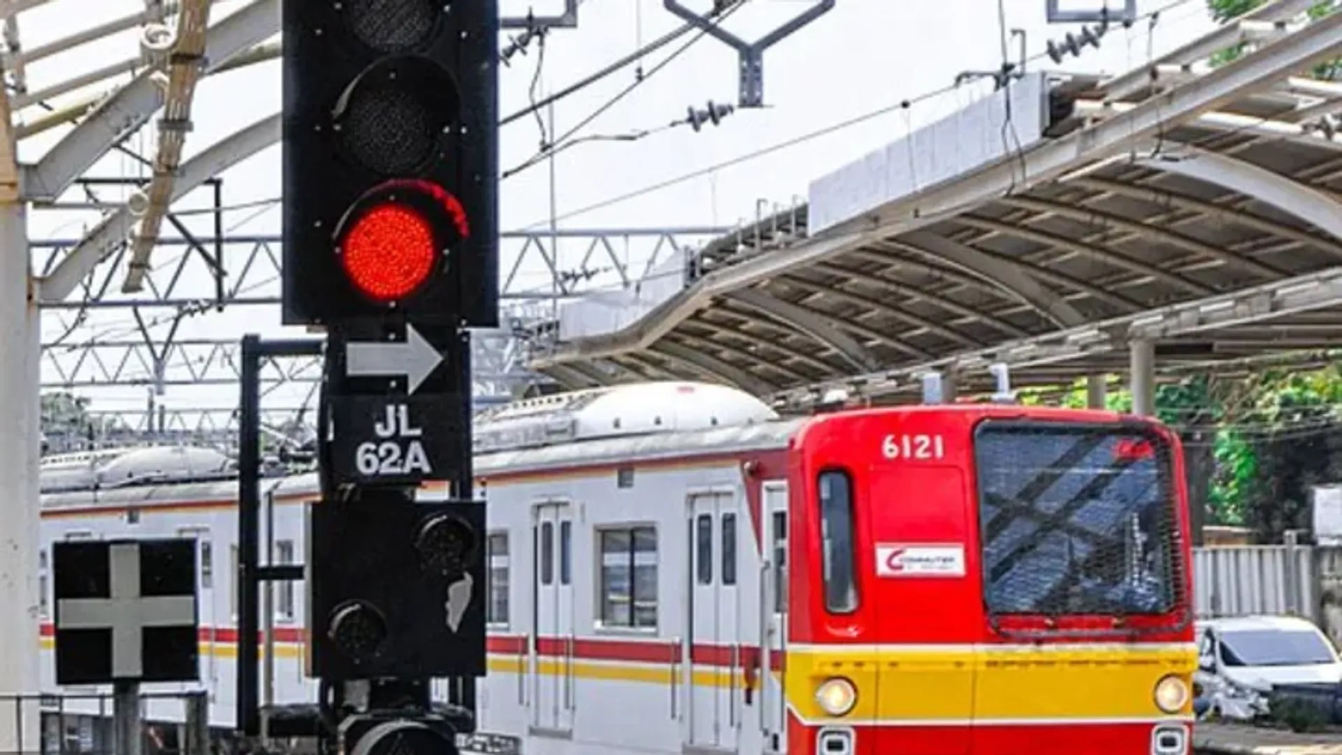 A red railway signal beside a commuter train at Bekasi Timur station; photograph published by Pikiran Rakyat in April 2026.