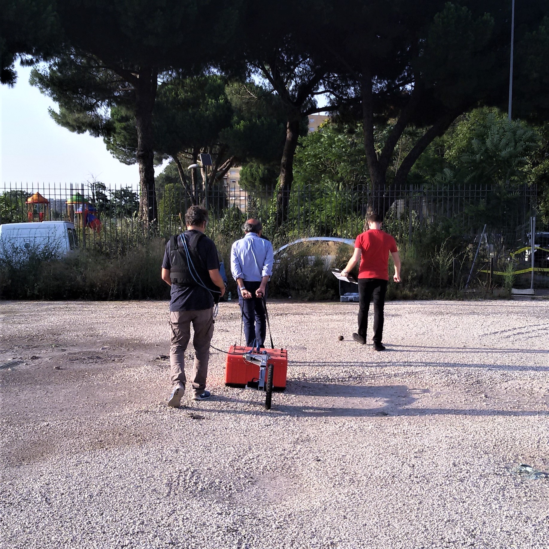 Misure geofisiche in area urbana per la caratterizzazione del sottosuolo volta alla mappatura di cavità ipogee a potenziale rischio crollo. Foto di V. Sapia © INGV