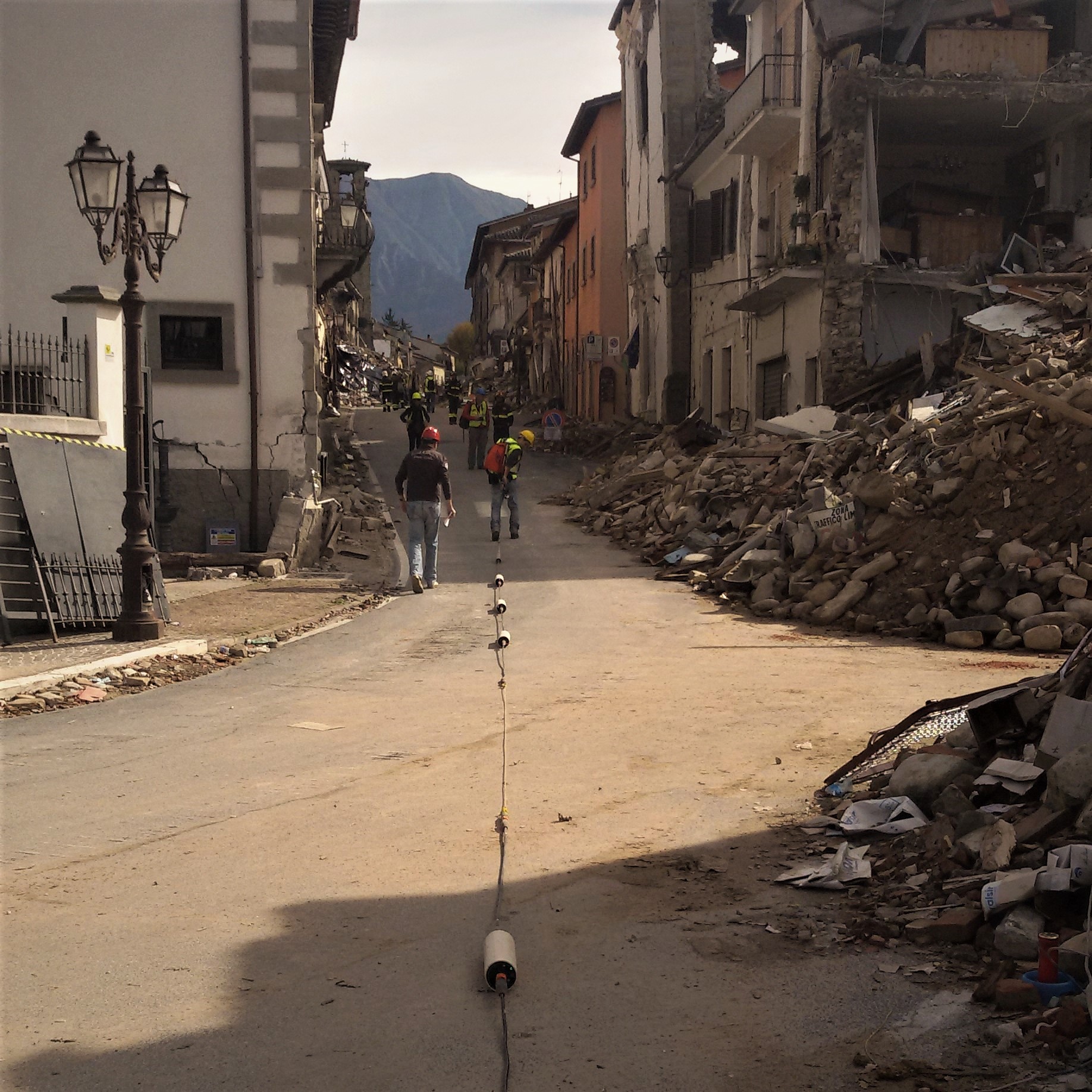 Misure geofisiche per la caratterizzazione del sottosuolo volta alla mappatura di cavità ipogee a potenziale rischio crollo presenti al di sotto del manto stradale di Corso Umberto I e Via Roma, in pieno centro storico di Amatrice. Le misure sono state eseguite poche settimane dopo il terribile terremoto che ha colpito l’Italia centrale il 24 agosto 2016. Foto di V. Sapia © INGV
