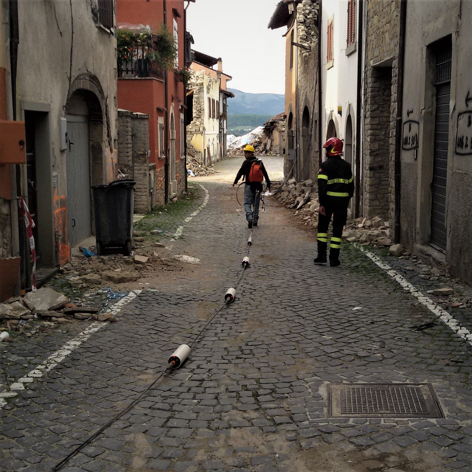 Misure geofisiche per la caratterizzazione del sottosuolo volta alla mappatura di cavità ipogee a potenziale rischio crollo presenti al di sotto del manto stradale di Corso Umberto I e Via Roma, in pieno centro storico di Amatrice. Le misure sono state eseguite poche settimane dopo il terribile terremoto che ha colpito l’Italia centrale il 24 agosto 2016. Foto di V. Sapia © INGV