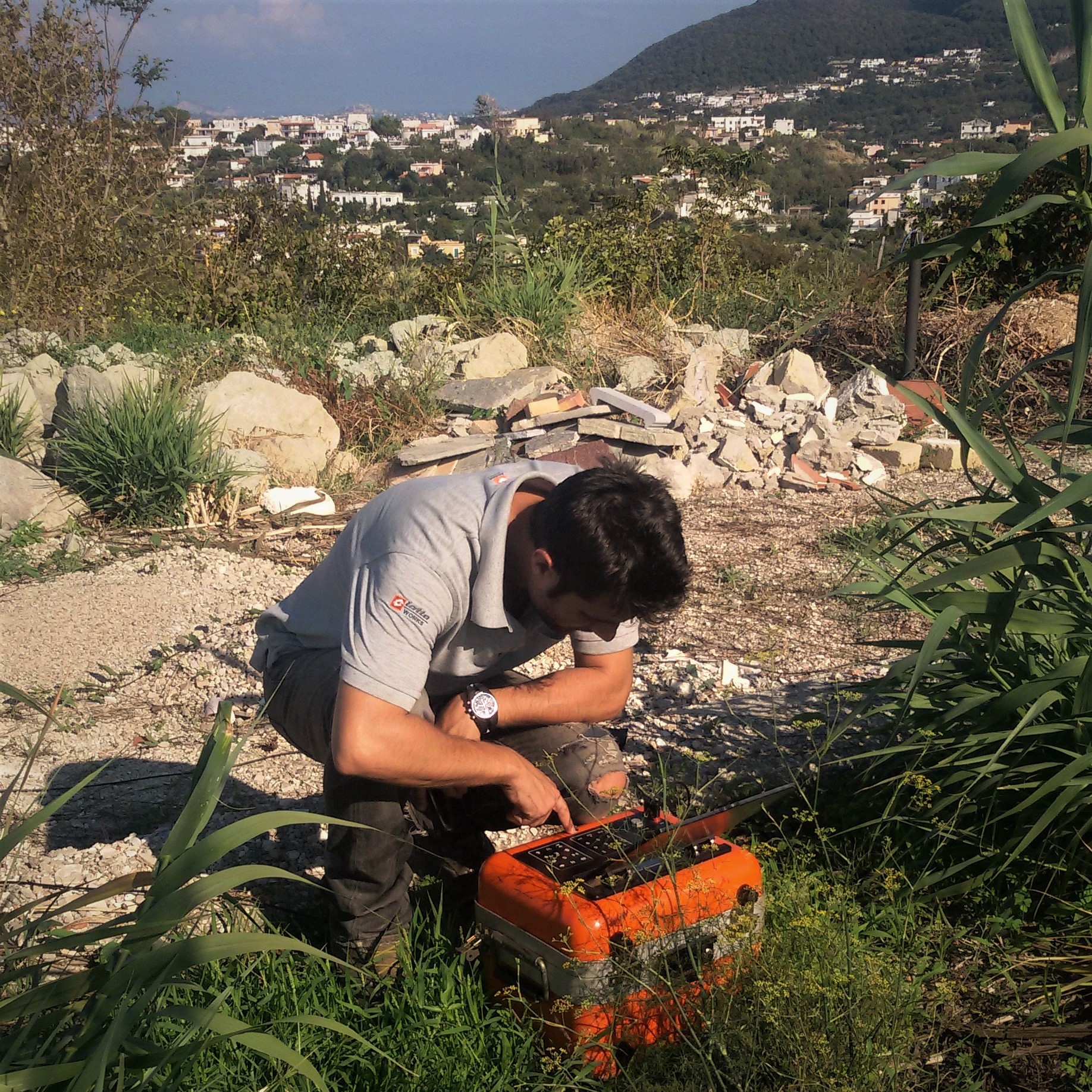 Misure geofisiche di supporto alla microzonazione sismica dell’area di Casamicciola Terme. I rilievi geofisici sono stati effettuati pochi giorni dopo il terremoto che ha colpito l’isola di Ischia il 21 agosto 2017. Foto di V. Sapia © INGV