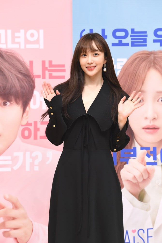 Punya Cerita yang &ldquo;Sensitif,&rdquo; Begini Curhatan Yoon Shi Yoon dan Hani untuk  Drakor &ldquo;You Raise Me Up&rdquo; | iniKpop