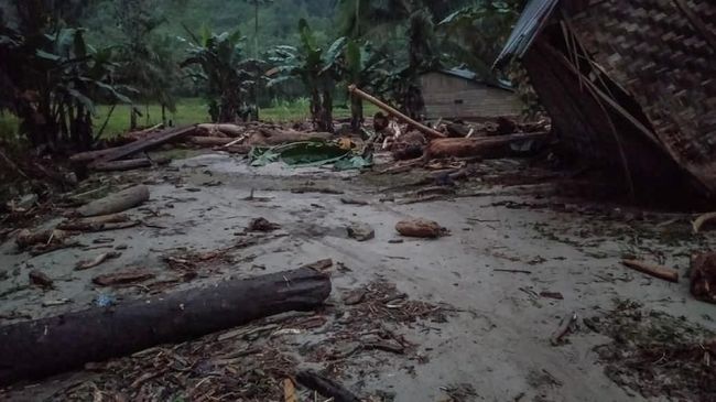 Banjir bandang melanda Labuhanbatu Utara, enam rumah hanyut