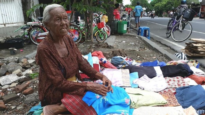 Mbah Salami di Solo,  Penjual Baju Bekas Hingga Berusia Lanjut