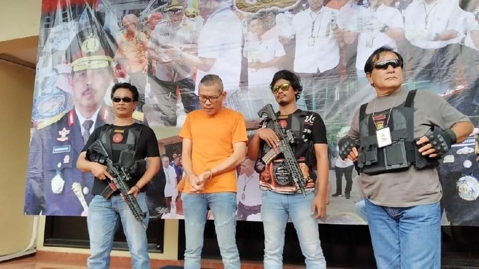 Melawan Petugas PJR, Tohap Silaban Diborgol dan Tertunduk Saat Dijemput Petugas Bersenjata