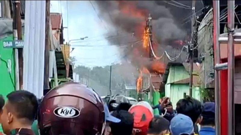 Kebakaran Hebat Landa Asrama Kodam XIV/Hasanuddin di Makassar, 10 Bangunan Hangus