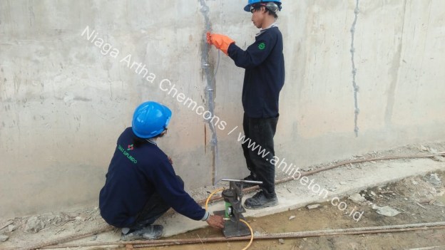 Selanjutnya, lakukan finishing dengan melapisi dak beton yang bocor itu dengan lapisan waterproof. Inject Beton Untuk Memperbaiki Retak Dan Bocor Kontraktor Jasa Pekerjaan Injeksi Beton Untuk Perbaikan Beton Retak Atau Perbakan Beton Bocor