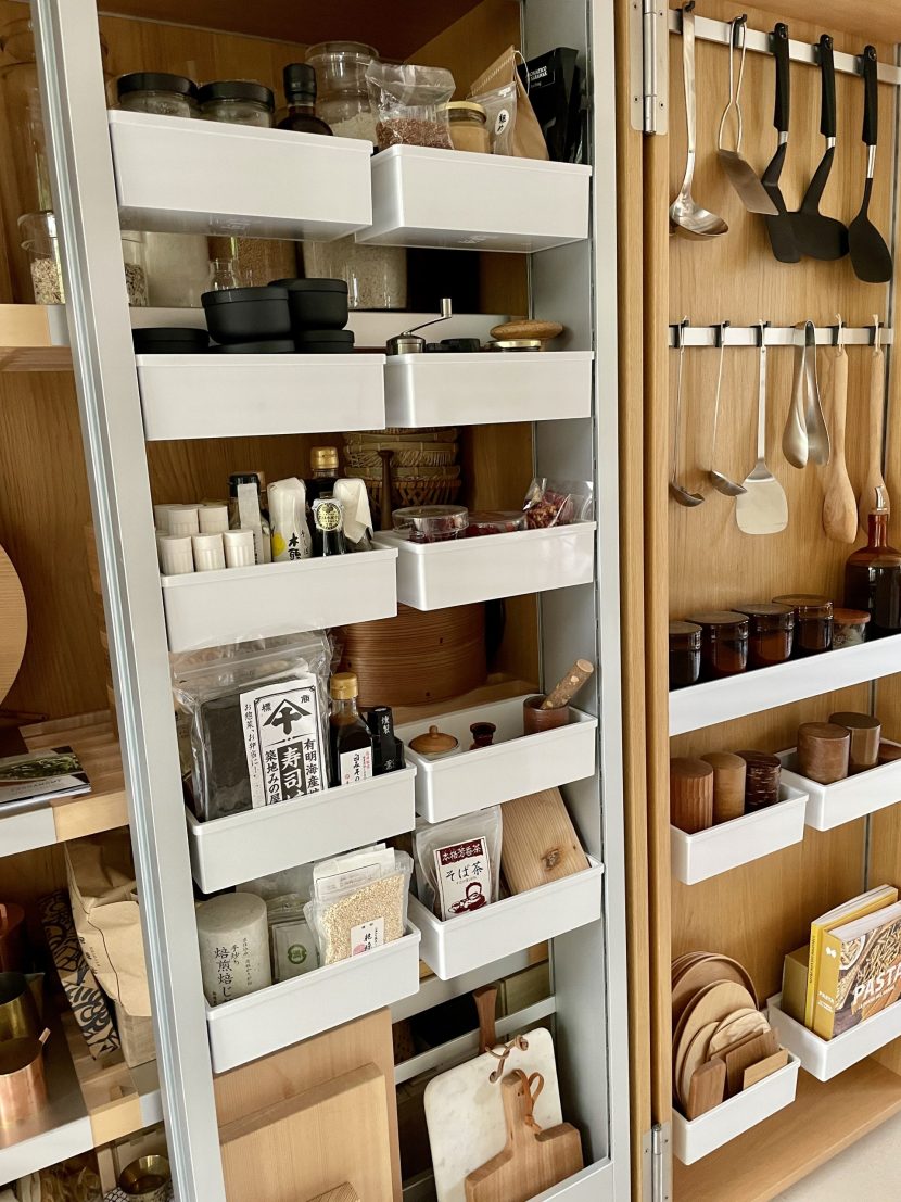 Détail intérieur placards cuisine chez Isabelle Sipp