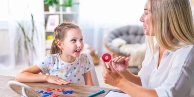 Coaching Dyslexia with small patient train articulation, work on problems and obstacles child with dyslexia.