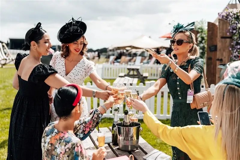 HEADING TO THE RACES THIS SUMMER? READ THESE TOP TIPS FOR SURVIVING HEELS ALL DAY LONG