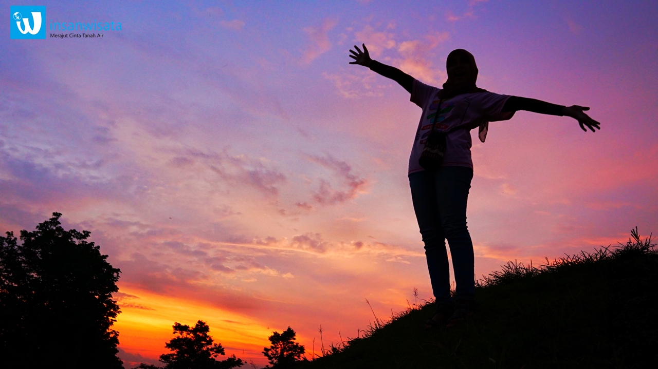 Dapatkan Gambar Senja Yang Indah Dibalik Pembangunan Pura Puseh Terupdate oleh Lampunghits.com