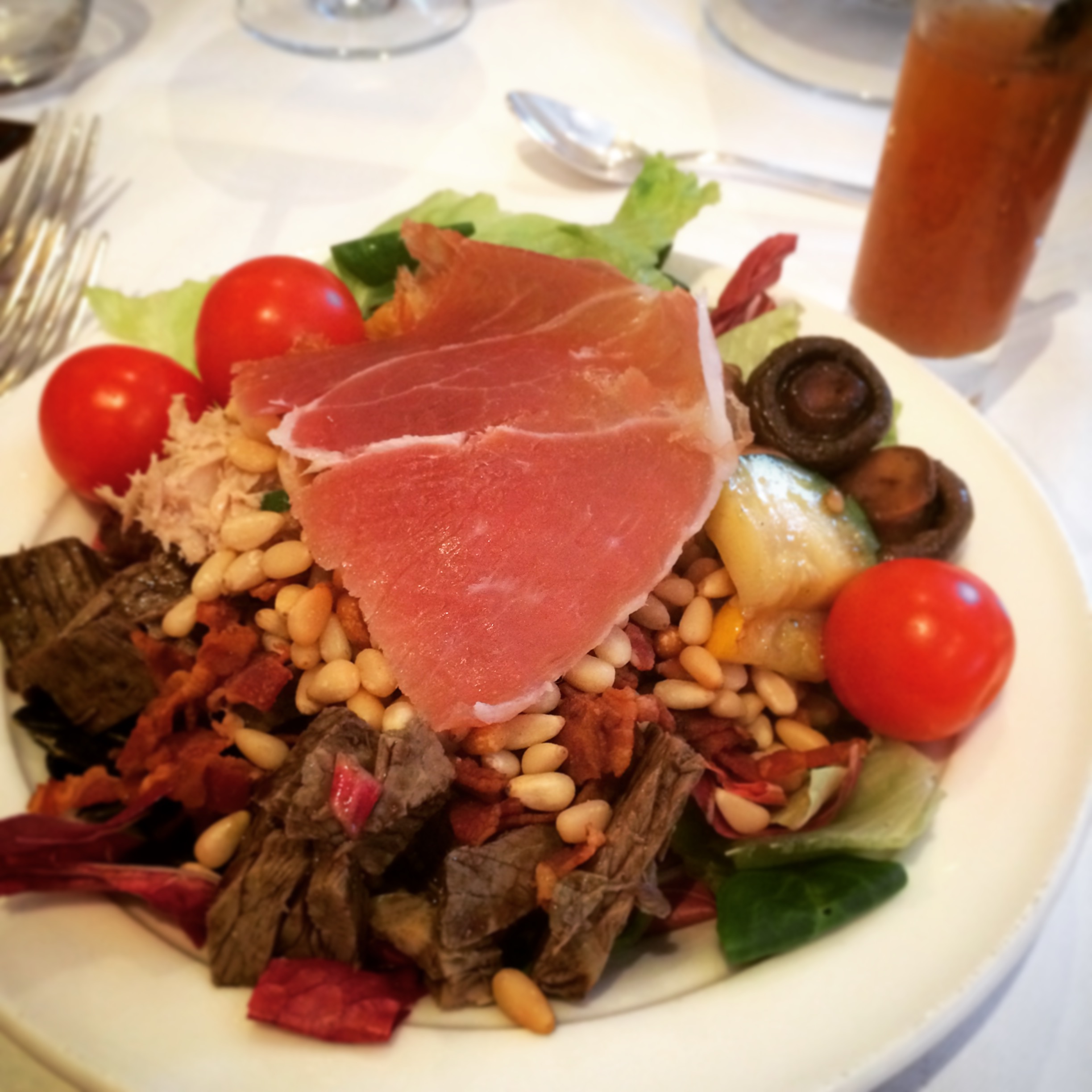 Nur ein kleiner Salat vom Buffet