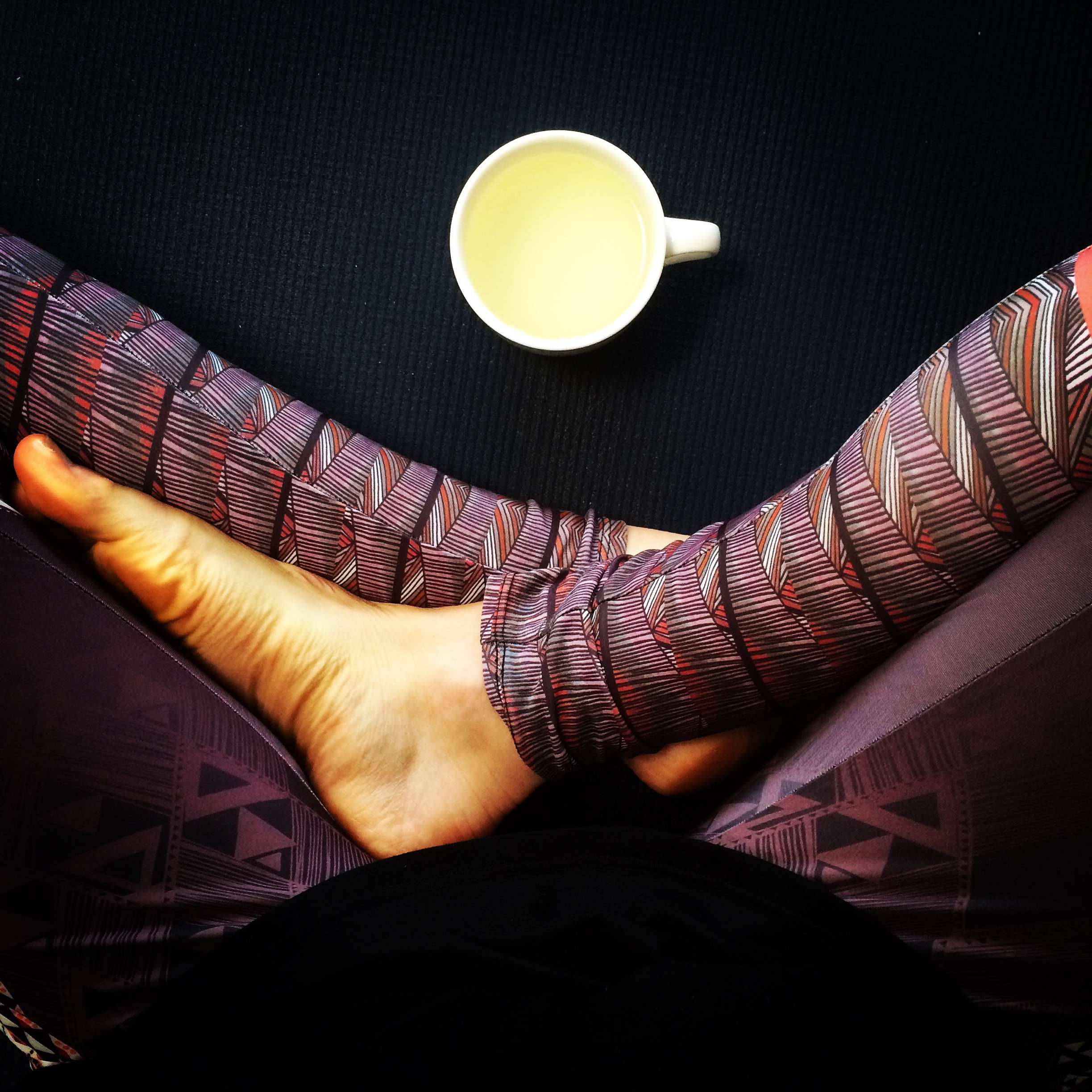 Heißes Wasser mit Zitrone und Yoga