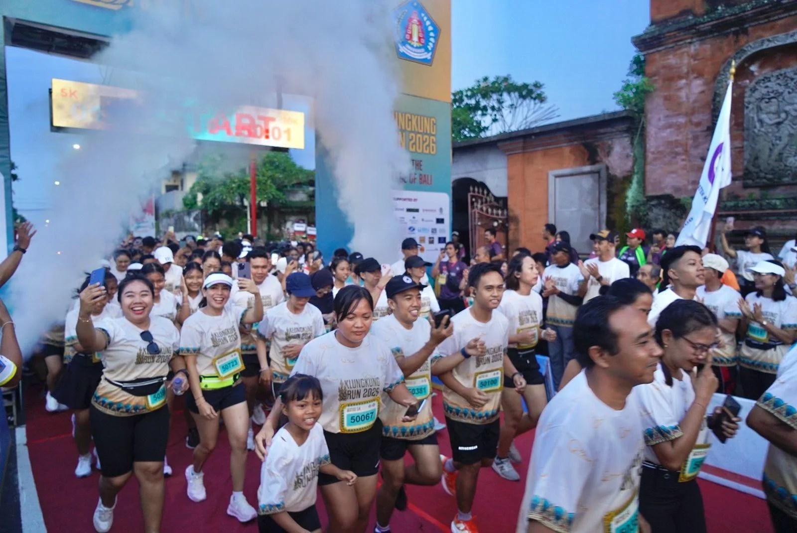 Bupati Klungkung I Made Satria saat melepas 1.250 peserta ajang lari Klungkung Run 2026 di Alun-Alun Ida Dewa Agung Jambe.