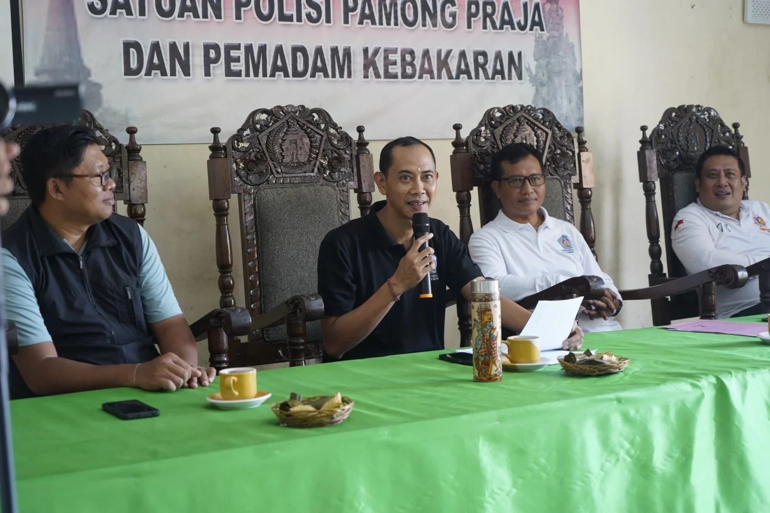 Wakil Bupati Klungkung saat memberikan pembekalan kepada personel tambahan Satpol PP di Nusa Penida.