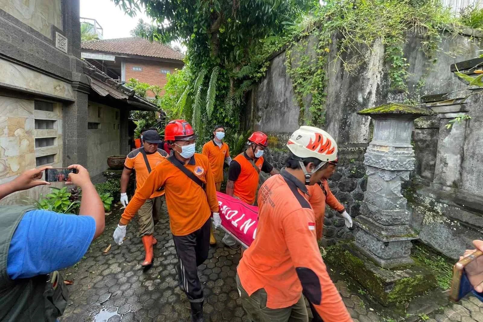 Petugas kepolisian saat melakukan olah TKP terkait peristiwa WNA Rusia tewas di Ubud.