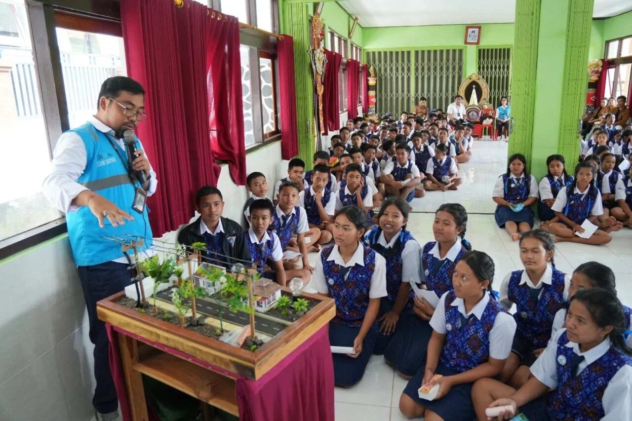 Kegiatan PLN Mengajar untuk memberikan pemahaman tentang keselamatan listrik kepada pelajar di Kabupaten Bangli.