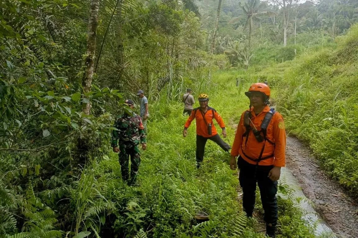 Personel Tim SAR gabungan cari lansia hilang di wilayah Sidemen Karangasem menggunakan peralatan lengkap.