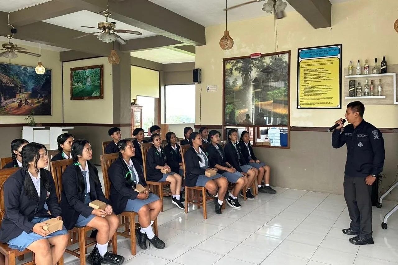 Polres Gianyar saat memberikan sosialisasi etika bermedsos di SMK PGRI 2 Gianyar.