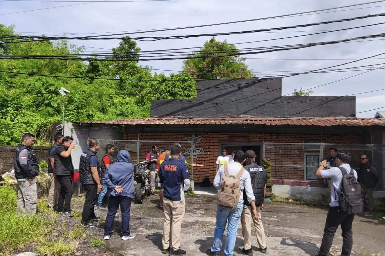 Tersangka PJW saat memperagakan adegan dalam rekonstruksi kasus penganiayaan di Gianyar di hadapan penyidik.